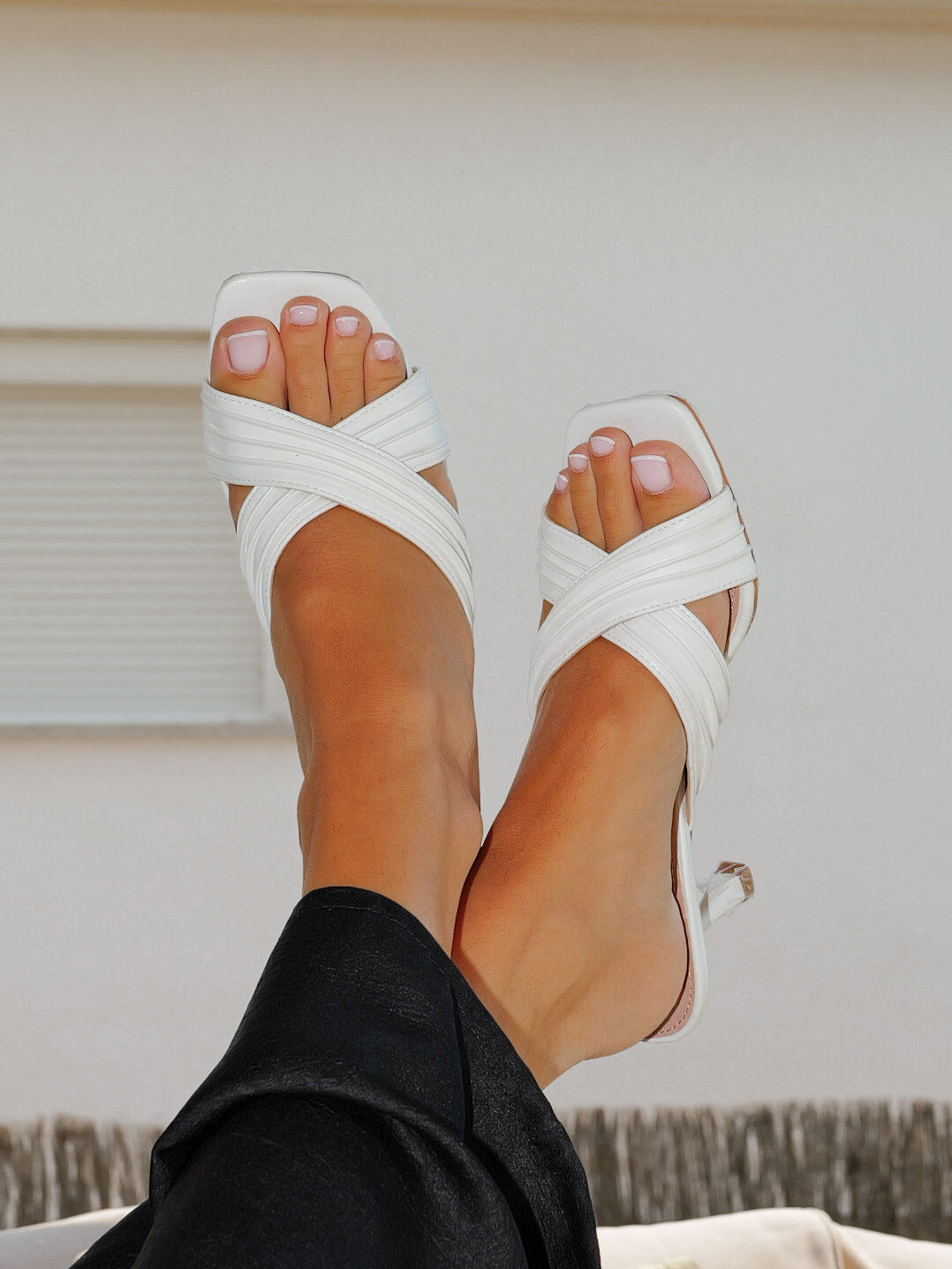 Sandalia bandas relieve blancas