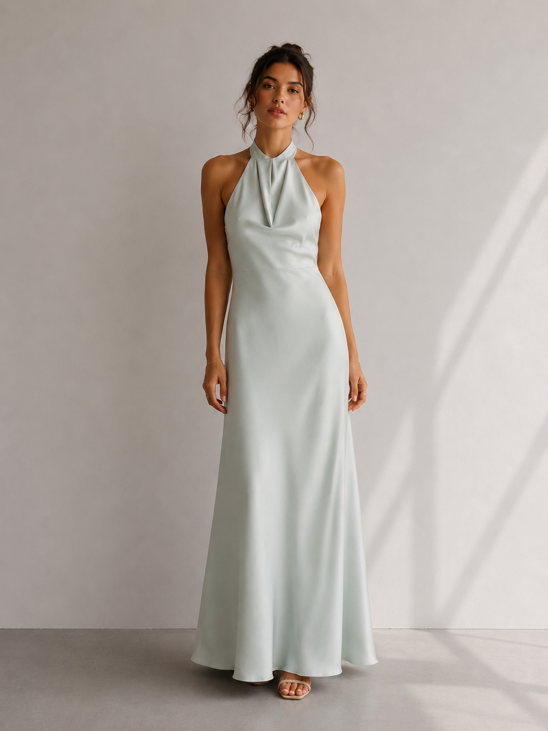 Fabiola - Vestido largo de satén con cuello halter y elegante