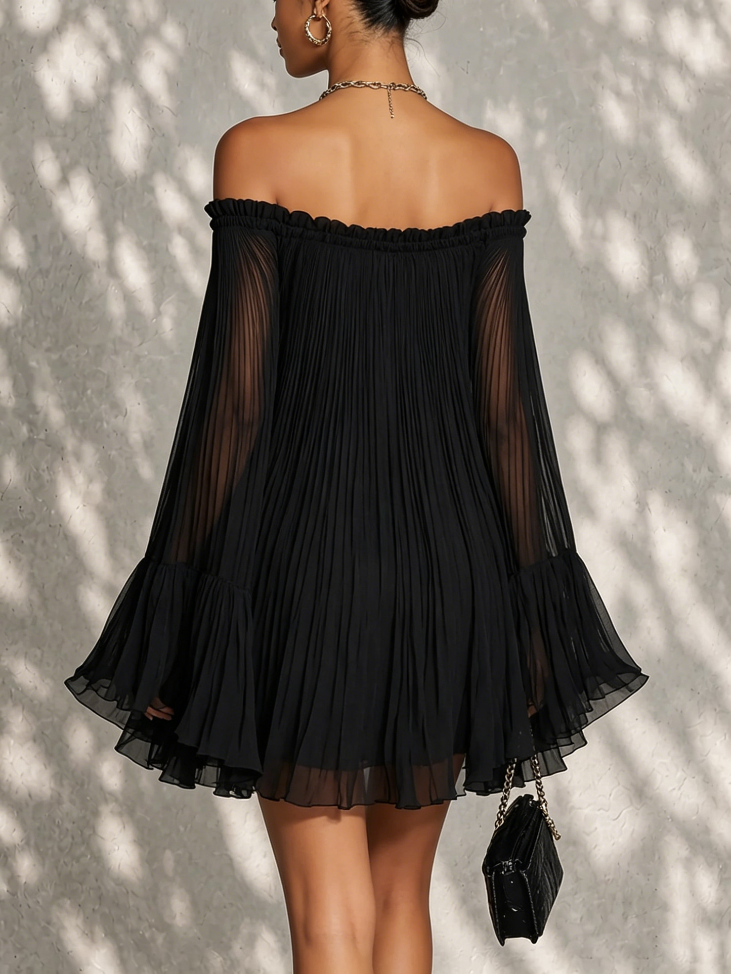 Beatriz - Minivestido negro con hombros descubiertos