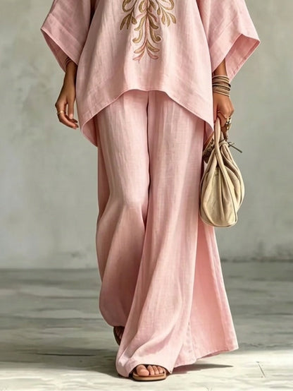 Marianna | Completo rosa con top a mantella ricamato e pantaloni a gamba larga